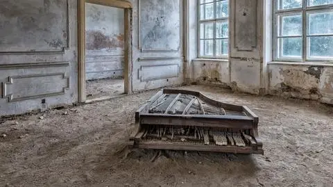 ruiny fortepian shutterstock_1943431561