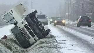 Auto wpadło do rowu w Kręczkach