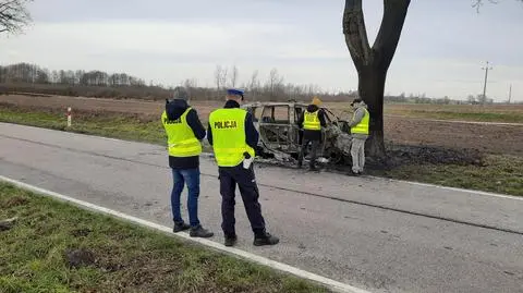 Samochód uderzył w drzewo i zapalił się. Nie żyją dwie osoby