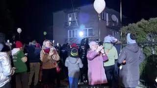 Rodzina, sąsiedzi i ludzie dobrej woli świętują sukces zbiórki przed domem Oliwiera w Wadowicach 