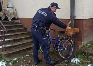Policjanci pomogli okradzionej seniorce w Kętach (woj. małopolskie)