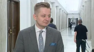 Kierowca Macierewicza bez wymaganych uprawnień w dniu wypadku. "Dobrze, że nie wsadzili go do czołgu"