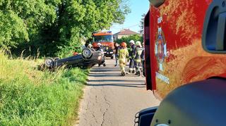Policja zatrzymała mężczyznę, który dachował na drodze i uciekł z miejsca zdarzenia. Był pijany 