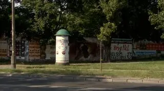 Podobiznę Jana Pawła II namalował w tym miejscu krakowski artysta graffiti 