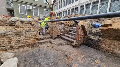 Eksploracją piwnicy zajmują się pracownicy i studenci Wydziału Archeologii UAM