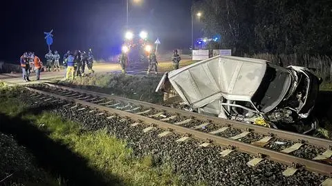 19-latek bez uprawnień wjechał pod szynobus. Pasażerowie samochodu ranni