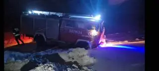 Wóz strażacki zsunął się z jezdni w Wawrzce (woj. małopolskie), pomoc nie dotarła na czas