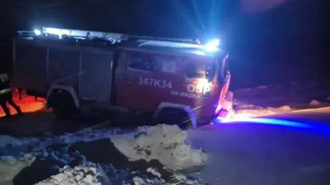 Wóz strażacki zsunął się z jezdni w Wawrzce (woj. małopolskie), pomoc nie dotarła na czas