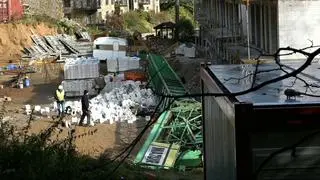 Dźwig przewrócił się na placu budowy