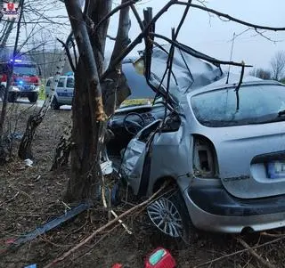 Kierowca i pasażerowie byli zakleszczenie w pojeździe 