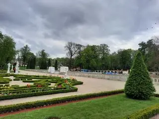 Most jest, swego rodzaju, przedłużeniem głównej alei salonu ogrodowego
