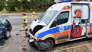 Zderzenie karetki z autem osobowym we Wręczycy Wielkiej