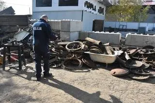 Policjanci odzyskali część skradzionych przez 30-latka pokryw. 