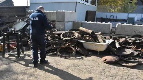 Policjanci odzyskali część skradzionych pokryw. 