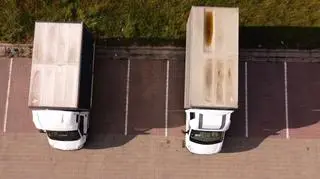 Fiat był zaparkowany między tymi dwoma autami dostawczymi