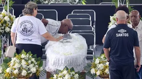 Tłumy kibiców żegnają Pelego na stadionie Santosu