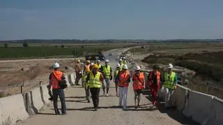 Obecnie można już przejść z jednego brzegu na drugi po moście