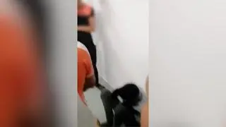 Na koniec jeden z migrantów osunął się po ścianie i kucnął na podłodze