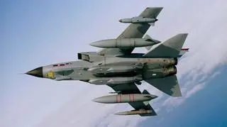 Brytyjskie pociski Storm Shadow pod kadłubem samolotu Tornado. Zdjęcie ilustracyjne
