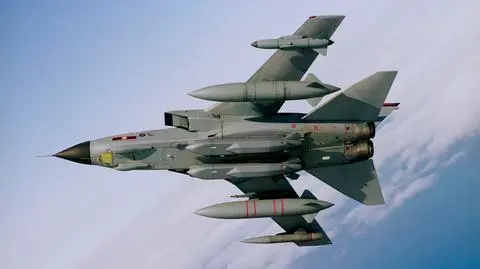 Brytyjskie pociski Storm Shadow pod kadłubem samolotu Tornado. Zdjęcie ilustracyjne