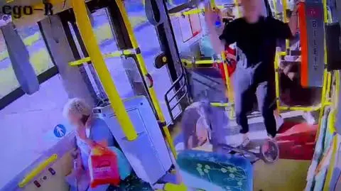 W autobusie na zakręcie przewrócił się wózek z dzieckiem. Pasażer pobił kierowcę
