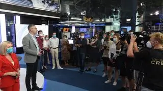 Michał Samul wita dziennikarzy zaproszonych na spotkanie prasowe z okazji 20-lecia TVN24