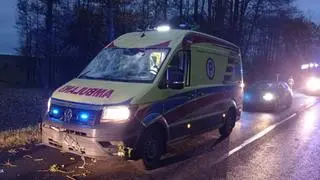Wypadek karetki we wsi Kolonia Pozezdrze
