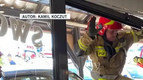 Auto wjechało do sklepu