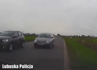Auto jadące z przeciwka zmusza kierowcę do ucieczki na pobocze