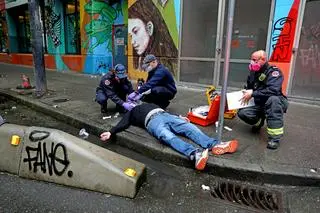 Ratownicy medyczni w Vancouver pomagają człowiekowi, który przedawkował fentanyl 