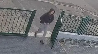 Zakapturzony mężczyzna był ubrany w szare spodnie dresowe