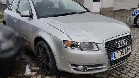 Potrącił kobietę i uciekł. Policja szuka kierowcy tego auta