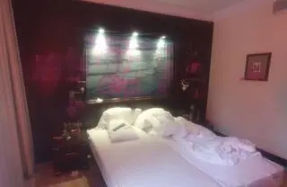 Zdewastowany pokój w gdańskim hotelu