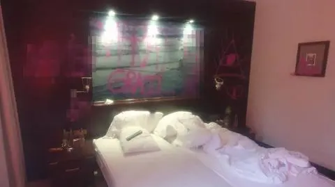 Zdewastowany pokój w gdańskim hotelu
