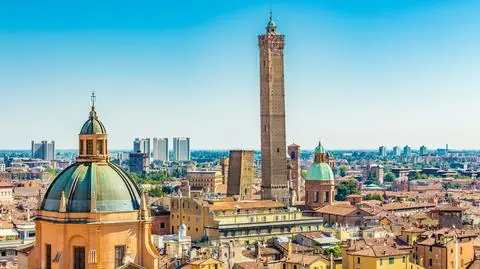 Zamknięte ulice w centrum Bolonii. Obawy o symbol miasta, w budowli wykryto "niepokojący" ruch