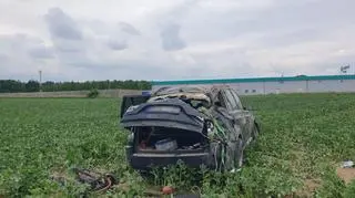 Auto dachowało z dzieckiem w środku