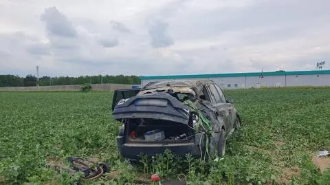 Auto dachowało z dzieckiem w środku