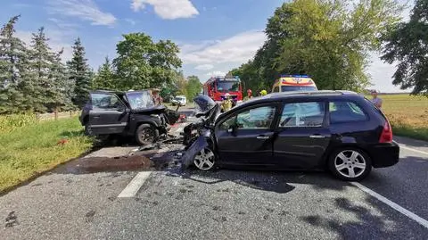 Czołowe zderzenie samochodów osobowych. Trzy osoby poszkodowane