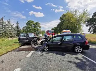 Czołowe zderzenie dwóch samochodów osobowych