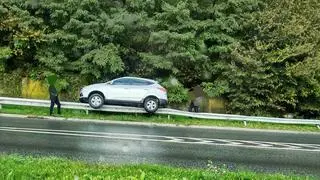 Samochód "zaparkował" na barierce w Nowym Sączu