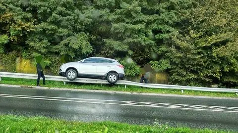 Samochód "zaparkował" na barierce w Nowym Sączu