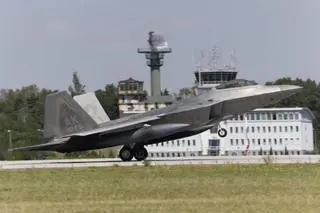 Myśliwiec F-22 Raptor w 32. Bazie Lotnictwa Taktycznego w Łasku