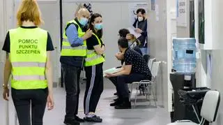 Ela i Martyna dzięki wolontariatowi mogą zaliczyć studenckie praktyki. Kiedy wszyscy pacjenci są zaopiekowani i ustawieni w odpowiednim miejscu, można sobie pozwolić na chwilę luzu. 