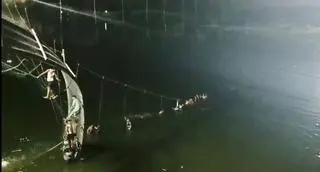 "Most został niedawno ponownie otwarty po remoncie. Nie wytrzymał jednak ciężaru stojących na nim ludzi"
