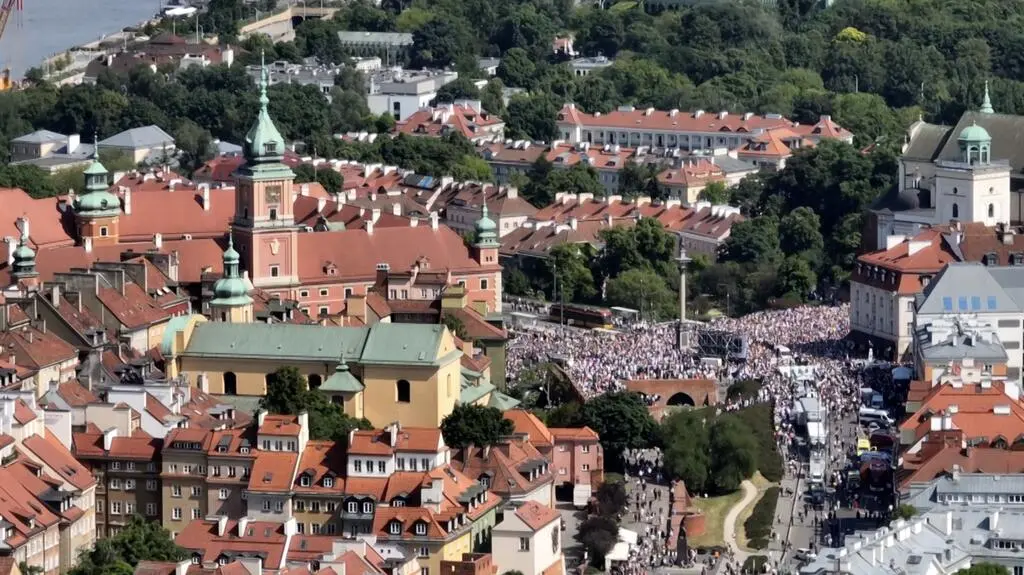 Aktualnie czytasz: Tłum gęsto wypełniający ulicę. Tak wyglądał marsz na końcowym odcinku. Nagranie z drona