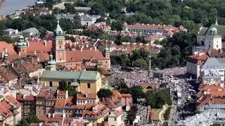 Aktualnie czytasz: Tłum gęsto wypełniający ulicę. Tak wyglądał marsz na końcowym odcinku. Nagranie z drona