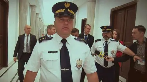 Barierki, straż jak prywatna ochrona i eksmisja dziennikarzy. "Symbol strachu tamtej władzy"