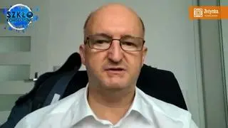 Wiceminister Piotr Wawrzyk dyskretnie ściągnął spodnie wiszące na oparciu jego krzesła