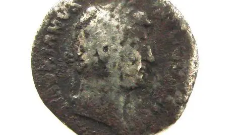 Srebrną monetę cesarza Hadriana datowana jest na 118-119 r. n. e.