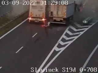 Chwilę później inny tir zahaczył jeszcze o ciężarówkę  